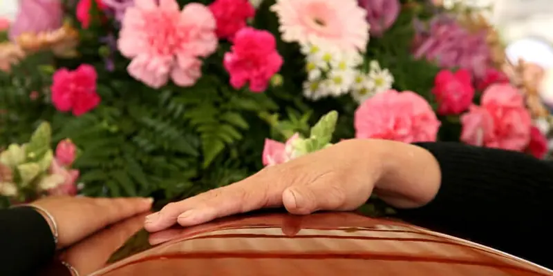 Coroa de flores para velório: como escolher e o que escrever