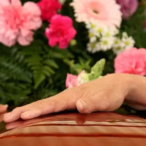 Coroa de flores para velório: como escolher e o que escrever